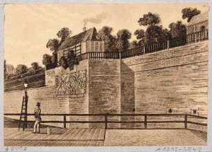 Blatt 15 von "Dresdens Festungswerke im Jahre 1811"vor der Demolierung: Das kurfürstlich-sächsische und königlich-dänische Alliancewappen an der äußeren Festungsmauer nördlich des Wilsdruffer Tores (Wilsches Tor) von der Brücke aus