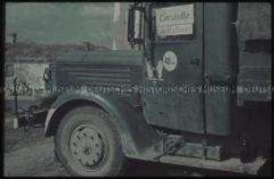 LKW mit Schild "Einsiedler. nicht stören"
