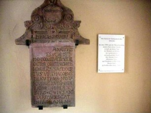 Stadtkirche-Kirchturm (Erdgeschoß)-Grabstein des Jakobus Draut Jahr 1584 mit ornamentierter Wappen- und Textkartusche