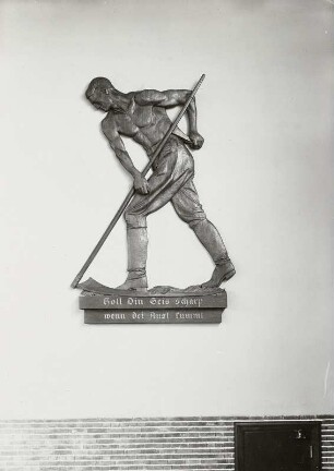 Landarbeiter beim Sensen (Relief) : Landarbeiter beim Sensen (Relief). Holz, geschnitzt (um 1935). Güstrow, Sport- und Kongresshalle