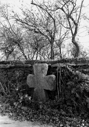 Käsestein : Großdubrau-Dahlowitz. Käsestein (Steinkreuz, Tatzenkreuz) am nördlichen Ortsausgang