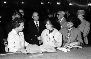 13. Tagung 1963 Medizin; Eröffnung Lindau 1.7.63: E. Schwarzhaupt schreibt ins Goldene Buch der Stadt, im Hintergrund Bach