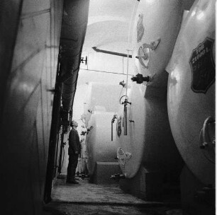 Radeberg. VEB Radeberger Exportbierbrauerei. Gärkeller, Lagertanks