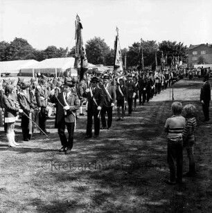 Schützen- und Volksfest: Veranstalter Heimatring und Ahrensburger Schützengilde: Umzug: Stormarnplatz: Einmarsch der Fahnenabordnungen: im Hintergrund links Festzelte, 26. August 1973