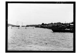 Leben am Fluss : Thailand, Songkla-Lagune (Thale Sap Songkhla). Siedlung am Fluss mit Booten und Schiffen, 1908/1913