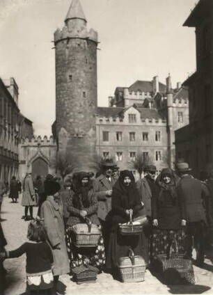 Bautzen. Wendischer Turm (1490-1492), im Vordergrund Frauen in sorbischer Tracht