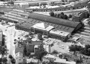 Dresden-Neustadt. Bahnhof Dresden-Neustadt (1898/1901). Bahnsteighalle mit Gleisanschluss und Empfangsgebäude. Luftbild-Schrägaufnahme über den Schlesischen Platz nach Westnordwesten