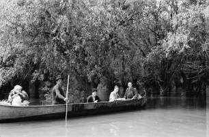 Valcov [Kreis Tulcea]: Donaukanal mit Boot