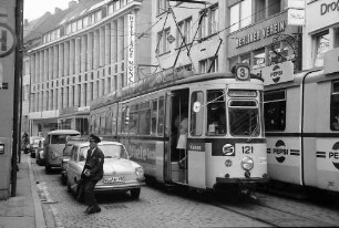 Freiburg: Verkehrsstau, Autos-Tram in der Salzstraße