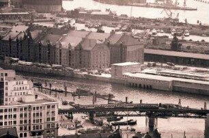 Hamburg: Blick von der Michaeliskirche auf Baumwall und Hafen, mit Hochbahn