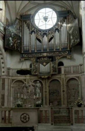 Augsburg: St. Anna-Kirche, Orgel mit rundem Glasfenster darüber