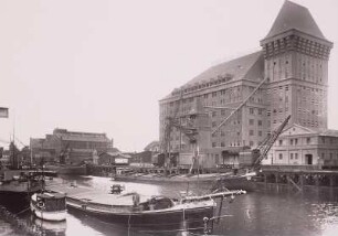 Kontorhaus Duisburg : Kontorhaus Duisburg. Getreidespeicher der Firma Lehnkering und Cie. im Rheinhafen