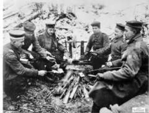 Soldaten beim Brot rösten am offenen Feuer an der Ostfront
