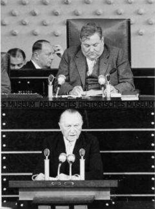 Konrad Adenauer bei einer Regierungserklärung