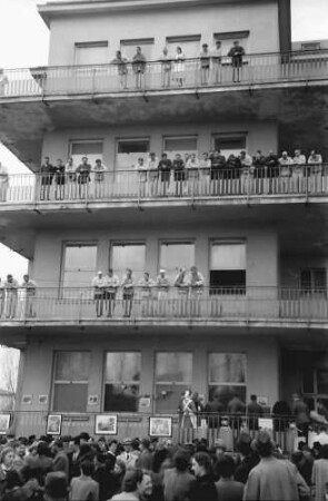 Bukarest: Balkone mit Verwundeten von unten