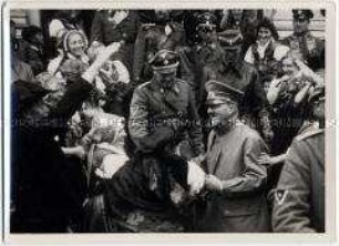 Nach der Besetzung des Sudetenlandes wird Adolf Hitler von der jubelnden Bevölkerung begrüßt