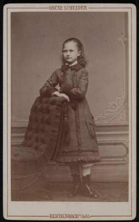 Albumseite : Album aus dem Umkreis der Familie des Mühlenbesitzers Traugott Bienert in Dresden-Plauen. Ledereinband, geprägt, Schnittverzierung in Rot; 30 x 24 x 5,5 cm (ab 1880). Dresden: SLUB/DF 1989.C.4