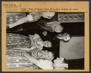 Auf dem III. Bundeskongress der Domowina in Bautzen. Mädchen in Hoyerswerdaer Tracht im Gespräch mit Fred Oelsner. : Na III. Zwjazkowym kongresu Domowiny w Budyšinje. Holcy we Wojerowskej narodnej drasće w rozmołwje z Fredom Oelsnerjom.