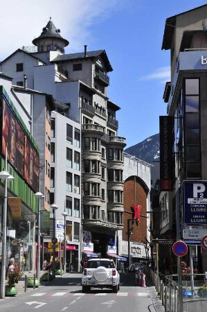 Andorra la Vella - Haupstraße : Die Hauptverkehrsstraße Av. Meritxell. Aufgenommen im Geschäftszentrum der Hauptstadt Andorra la Vella am 17. April 2012