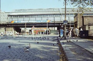 Berlin, Dänenstraße. Straßenbild mit U-Bahnstation Schönhauser Allee, vielleicht in Berlin