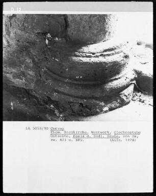Basis der südlichen Säule von Südwesten