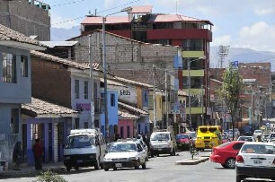 Cusco - Autoverkehr in einer Seitenstraße : Autoverkehr in einer Seitenstraße, abseits vom touristischen Zentrum. Aufgenommen am 29. August 2011 in der einstigen Inka-Hauptstadt Cusco
