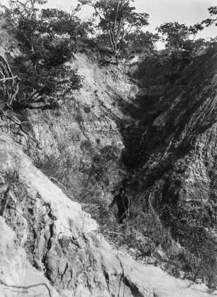 Schlucht : Schlucht einer terrassenförmigen Tafellandschaft (Karoo) des Ruhuhu-Grabens nahe Korongo.
