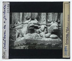 Arles, St. Trophime : Unteres Gewände, Sockel, Löwe