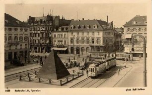 Postkartenalbum mit Motiven von Karlsruhe. "Karlsruhe in Baden, Pyramide". Marktplatz