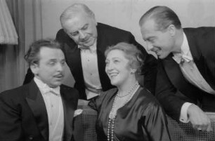 Szenenbilder aus dem Lustspiel "Edouards Kinder" von Marc-Gilbert Jackson, R. Bottomley und F. Jackson an der Komödie Berlin : Szene mit Georg Thomalla (links), Hans Leibelt (hinten, Mitte), Käthe Dorsch und Rolf Kutschera (rechts)