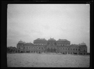 Wien (Östereich): Oberes Schloss Belvedere mit Schlossteich im Vordergrund