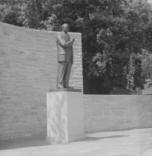 Ernst-Thälmann-Denkmal : Ernst-Thälmann-Denkmal. Bronze, Stein (1962; W. Arnold). Stralsund, Ernst-Thälmann-Ufer (heute Sundpromenade)