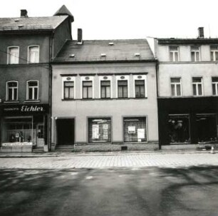 Auerbach, Friedensplatz 4. Wohnhaus mit Ladeneinbau. Straßenfront