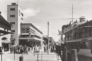 Friedrichshafen, Hafenbahnhof : Friedrichshafen, Hafenbahnhof mit Schiffs- und Fährhafen, Ansicht von Süden von der Seestraße