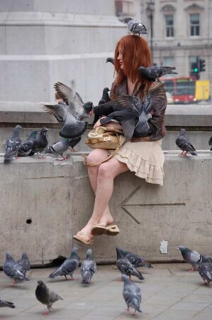 Von Tauben umschwärmte Frau am Trafalgar Square