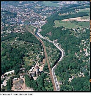 Coschütz, Plauenscher Grund mit Eisenbahnstrecke und Tharandter Straße und Dölzschen. Blick gegen Freital
