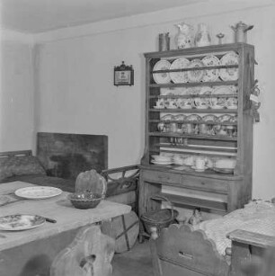 Innenraum mit gedecktem Tisch : Oberlausitz. Unbekannter Ort, Museum. Bauernstube mit gedecktem Tisch, Bett und einem Tellerregal