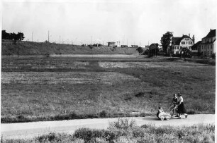 Weil-Friedlingen vor dem Autobahnbau Im Hintergrund der Damm des Verschiebebahnhofs
