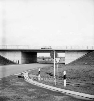 B 404: Brücke über die Landstraße zwischen Mollhagen und Todendorf mit Kleinlaster: im Vordergrund Einmündung der Abzweigung mit Straßenschildern