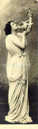 Frau als Statue