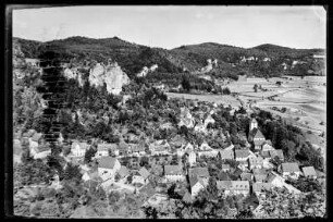 Streitberg. Ortsansicht mit Abfall des Jura