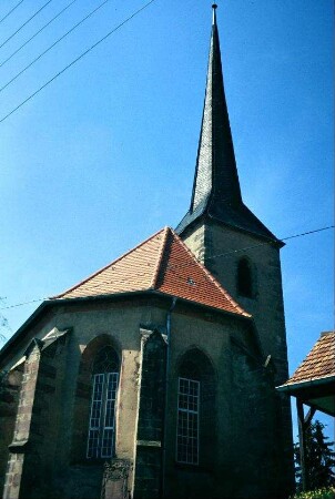 Kirche mit Turm, Ostseite: asymmetrische Stellung des Turms nördlich vor dem Schiff