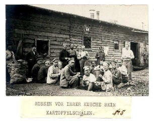 Kriegsgefangenenlager Puchheim: Nr. 5: Russen vor ihrer Küche beim Kartoffelschälen (= Manhart 13)