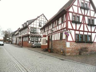 Stadtbild - Große Maingasse mit traufständigen Fachwerkhäusern in Übersicht