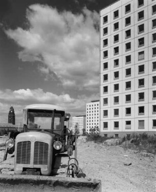 Dresden. Studentenwohnheime der TU Dresden im Bau, im Hintergrund Rathaus