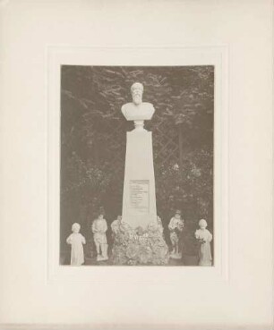 Büste Großherzog Friedrichs I. mit vier Engelfiguren.