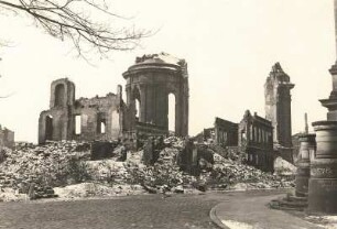Dresden. Die Ruinen des Cosel-Palais und der Frauenkirche vom Georg-Treu-Platz aus gesehen