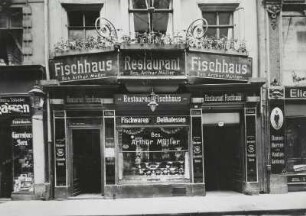 Dresden, Große Brüdergasse 17, Wohnhaus mit Restaurant "Fischhaus" mit Laden