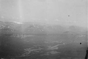 Luftbildaufnahme einer Gebirgslandschaft : Bergspitzen eines Gebirgsmassivs.