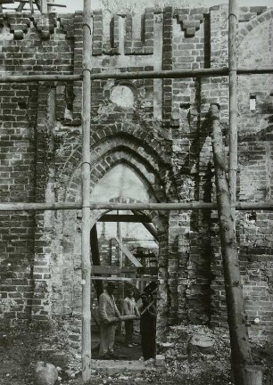 Güstrow, Gertrudenplatz 1. Gertrudenkapelle (1401/1500). Portal während der Restaurierung 1936-1938